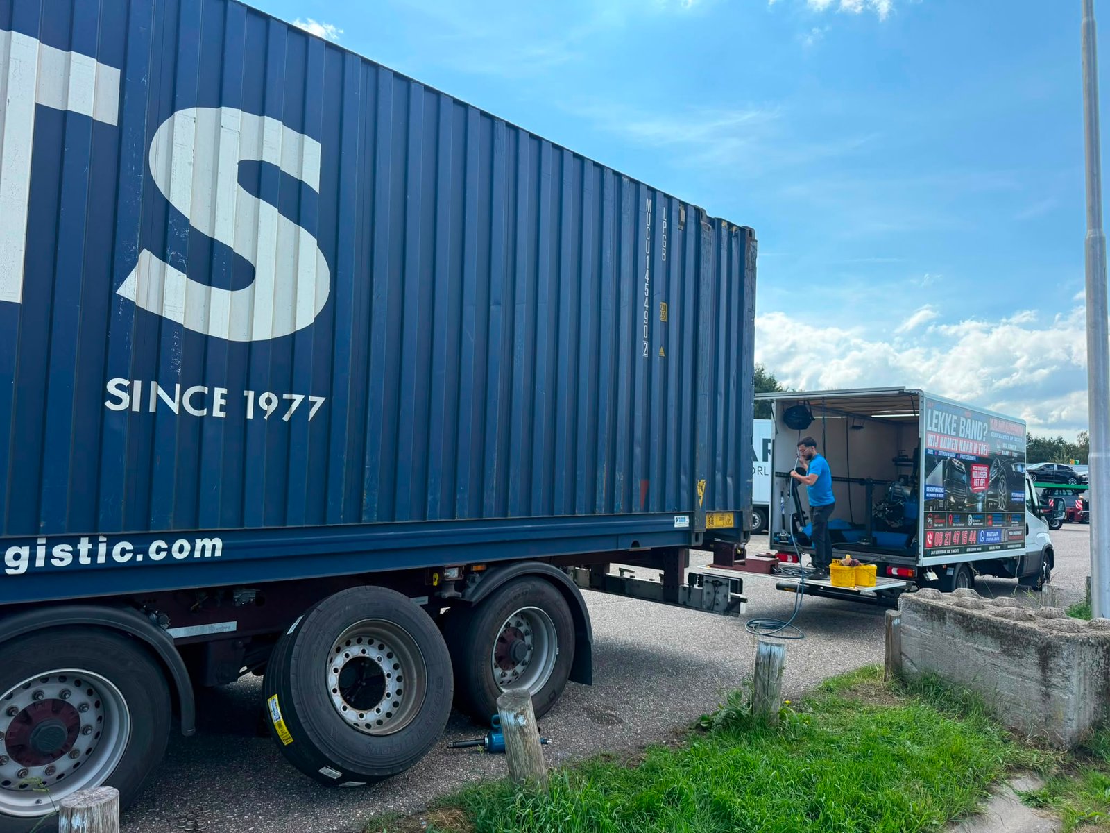 Trailerband vervangen op een bedrijventerrein