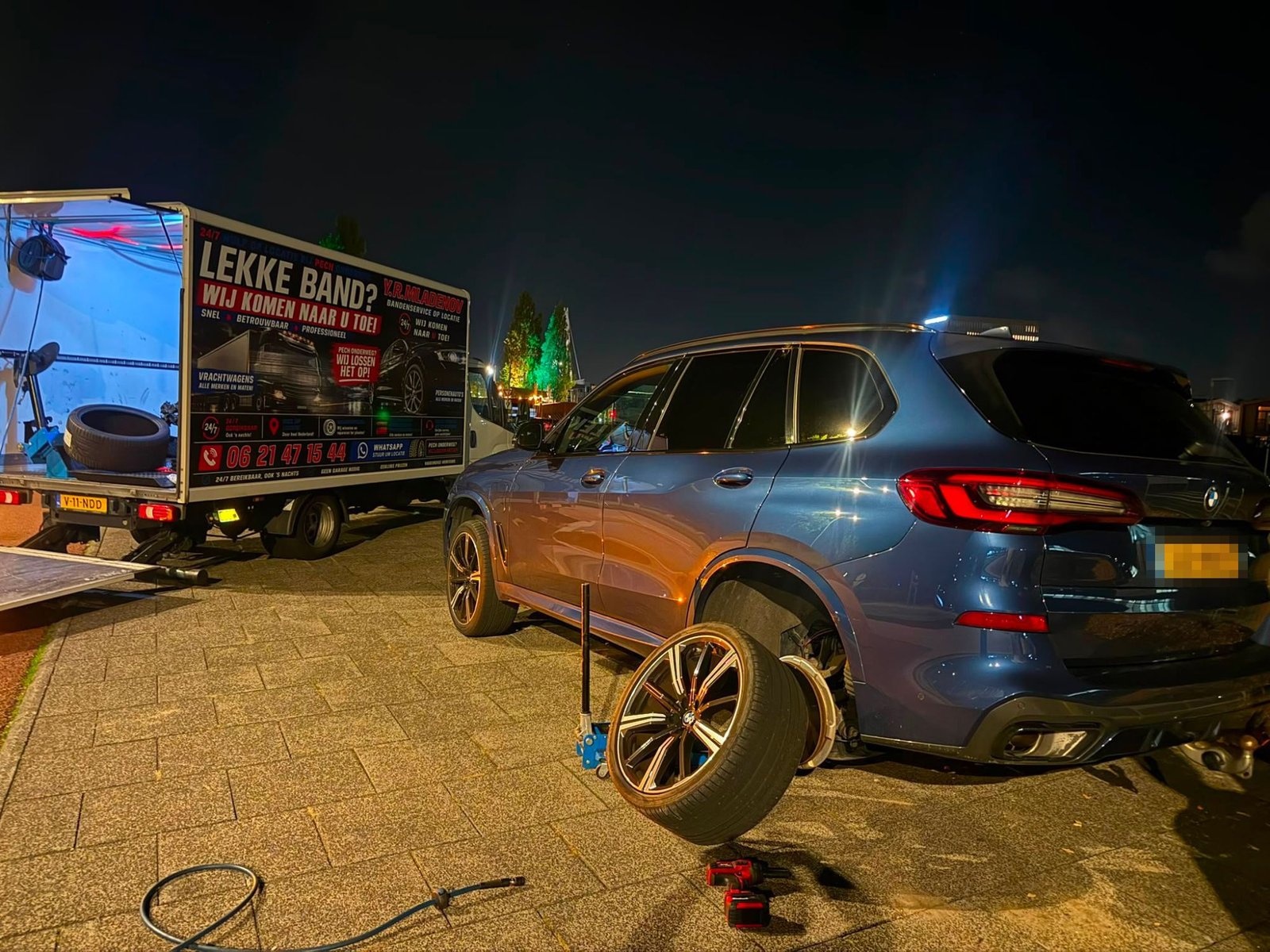 Lekke band 's avonds vervangen bij een SUV