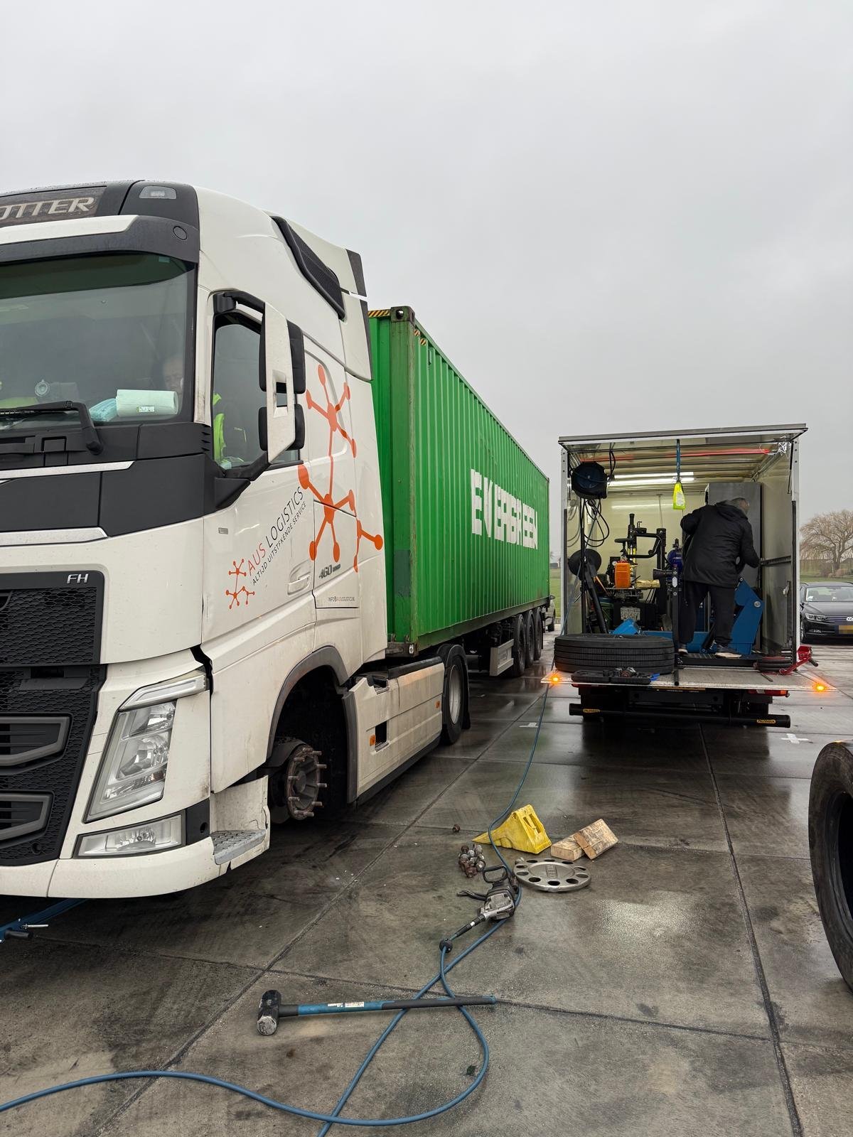 Lekke band bij een vrachtwagen: vrachtwagenband vervangen op locatie bij een Volvo-truck